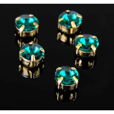 Стразы в цапах 8х8 мм изумрудный в золоте / 1 шт