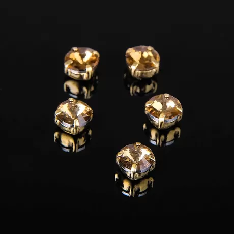 Стразы в цапах 6х6 мм коричневый в золоте / 1 шт