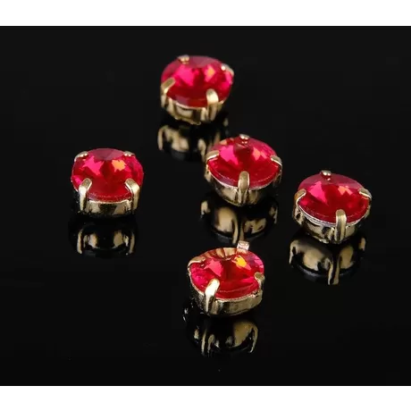 Стразы в цапах 6х6 мм красный в золоте / 1 шт