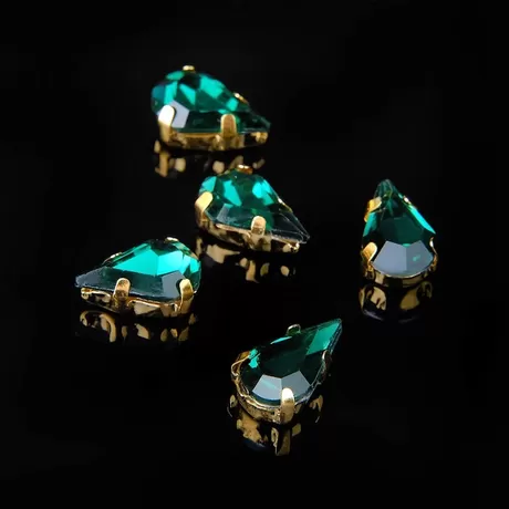 Стразы в цапах 6х10 мм изумрудный в золоте / 1 шт